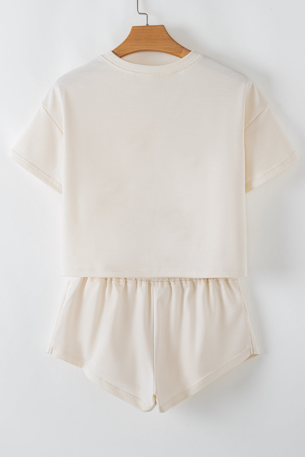 beige cropped tee high waist skirt