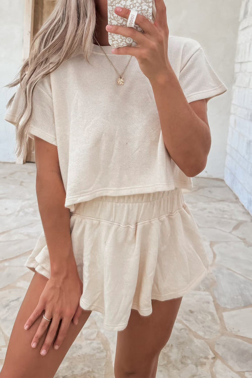 beige cropped tee high waist skirt
