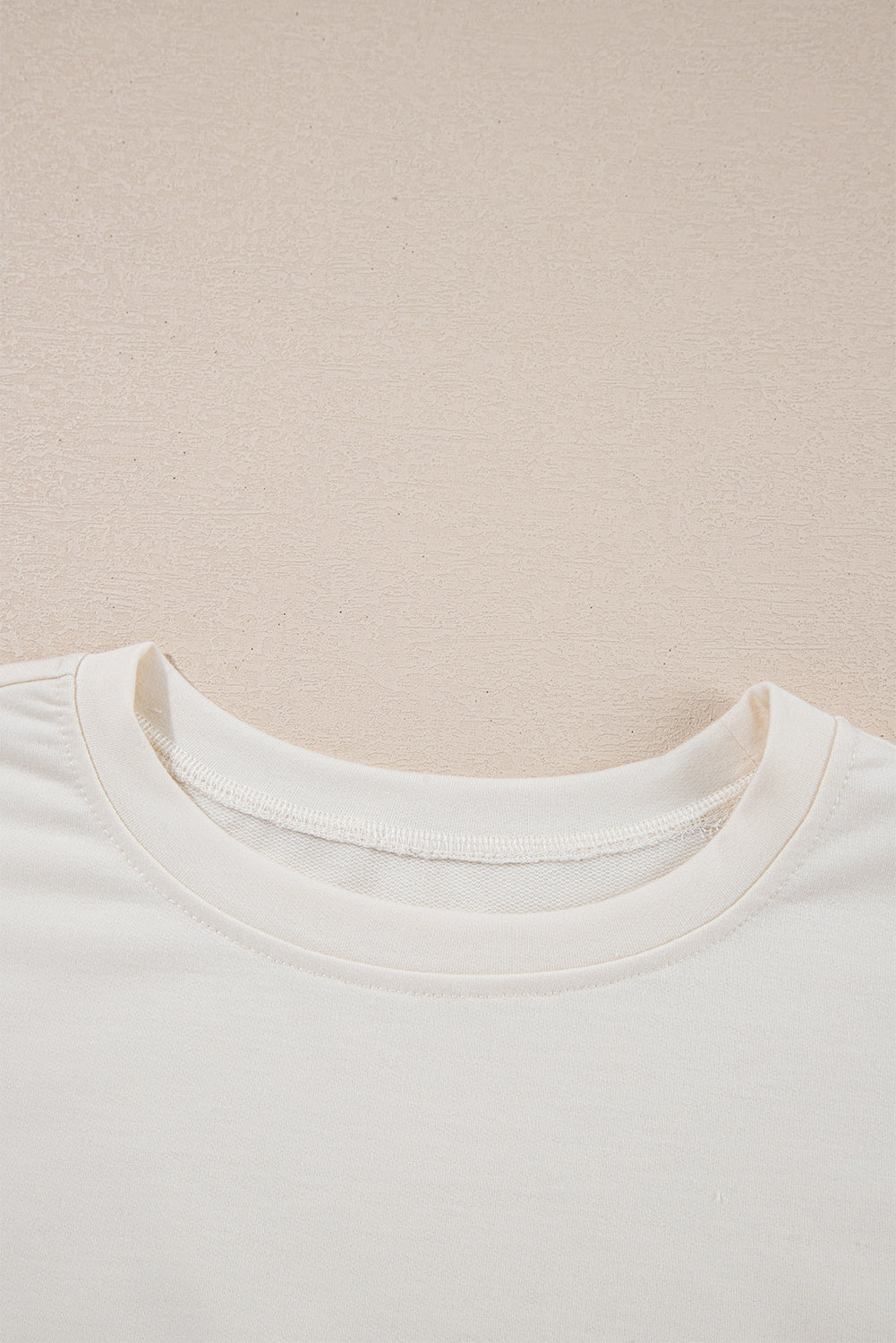 beige cropped tee high waist skirt