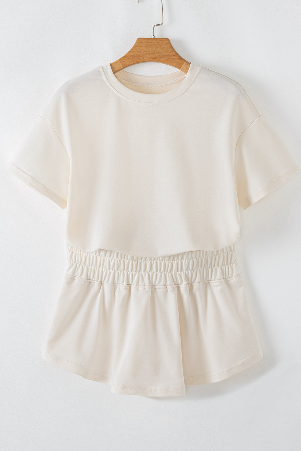 beige cropped tee high waist skirt